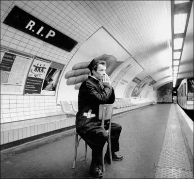 Pri&egrave;re de ne pas lui jeter la pierre tombale ! Qui repose ici ?