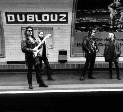 Mais il y a comme qui dirait une faute d'orthographe : ce n'est pas &ccedil;a qu'on demande, nous ce qu'on veut c'est ---- (Compl&eacute;tez ! )