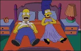 Quand cet objet arrive jusqu'à Marge, que fait-elle à Homer ?