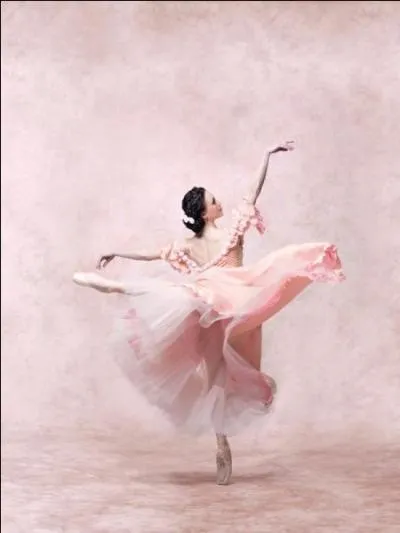 Quel peintre impressionniste avait l'habitude de représenter des danseuses ?