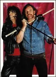 Voici un autre grand nom de la scène rock/hard rock posant avec ce cher Lemmy. Connu pour ses shows théâtraux et horrifiques, ce fameux chanteur s'appelle :