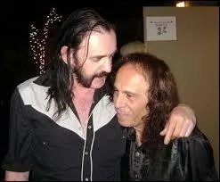 Sur cette photo, Lemmy s'affiche avec Ronnie James Dio, grand vocaliste de heavy metal. En 1979, lequel de ces groupes cultes intègre-t-il pour y assurer le chant ?
