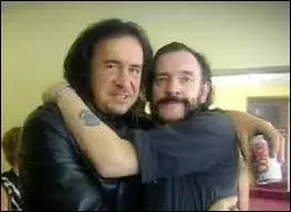 Un peu difficile de le reconnaitre sans son célèbre maquillage. Pourtant, il s'agit bien du bassiste/chanteur de Kiss, à la non moins fameuse "langue bien pendue". Comment s'appelle-t-il ?