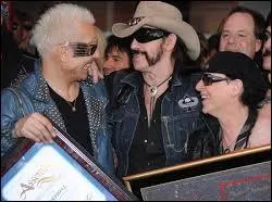 Lemmy est venu personnellement féliciter ses camarades Rudolf Schenker et Klaus Meine, respectivement guitariste et chanteur de ce célèbre groupe allemand nommé :