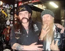 Lemmy allait sans doute se descendre quelques rasades de whisky en compagnie du très barbu Billy Gibbons, fameux chanteur/guitariste de :