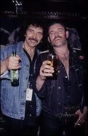On le sait, Lemmy était très pote avec les membres de Black Sabbath. Ci-contre, il prend la pose en compagnie du guitariste de ce groupe mythique. Quel est son nom ?