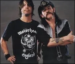 Ces dernières années, ce musicien était devenu l'un des amis les plus proches de Lemmy. Il s'agit de Dave Grohl, célèbre batteur du groupe de grunge :