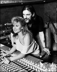 Lemmy prend une pose des plus équivoques en compagnie de cette voluptueuse chanteuse britannique, ayant connu la gloire dans les années 80. Elle a notamment chanté "Touch Me" et "Nothing's Gonna Stop Me Now". Qui est-ce ?
