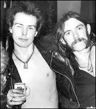 A gauche de Lemmy, l'une des mythiques figures du punk rock. C'est un certain Sid Vicious, bassiste ayant officié dans :