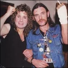 Là encore, Lemmy prend la pose avec une véritable légende du hard rock/metal. Vous aurez reconnu Ozzy Osbourne, fameux vocaliste du groupe :
