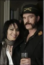 Cette presque soixantenaire est une ancienne membre des Runaways, groupe de rock féminin fondé fin des années 70. En 1982, elle connait le succès avec la reprise du titre "I Love Rock'n'Roll" avec son nouveau groupe The Blackhearts. Il s'agit de :