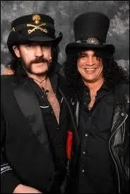 Lemmy et Motörhead auront également beaucoup apporté à cet artiste, reconnaissable à son haut-de-forme. Ce célèbre guitariste des Guns N' Roses se nomme :