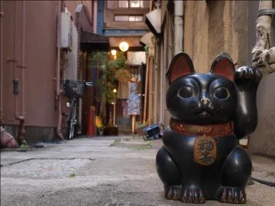 La légende dit qu'autrefois, un chat se serait tenu devant le temple de Gotokuji à Tokyo et aurait :