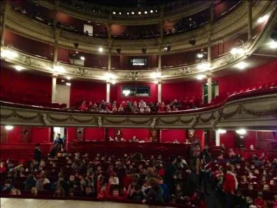 Qui a composé dans le premier théâtre public d'opéra, à Venise, "Orféo" en 1635 ?