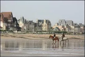 Nous partons faire un tour à Lion-sur-Mer. Ville bas-normande, elle se situe dans le département ...