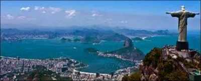 Pourriez-vous me donner le nom de cette ville brésilienne qui fut fondée par les Portugais, le 1er janvier 1531 ? (Le site actuel fut découvert le 1er janvier 1502 par le Portugais Gaspar de Lemos, accompagné du navigateur florentin Amerigo Vespucci qui donna le nom à ce lieu qui deviendra, 29 ans plus tard, celui de cette bourgade).