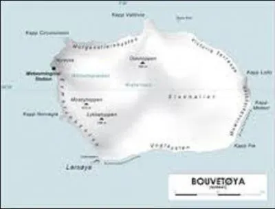 Découverte, le 1er janvier 1739, l'île Bouvet (du nom de son découvreur français) est une île volcanique inhabitée située dans l'Atlantique sud. Depuis 1927, à quel pays appartient-elle ?