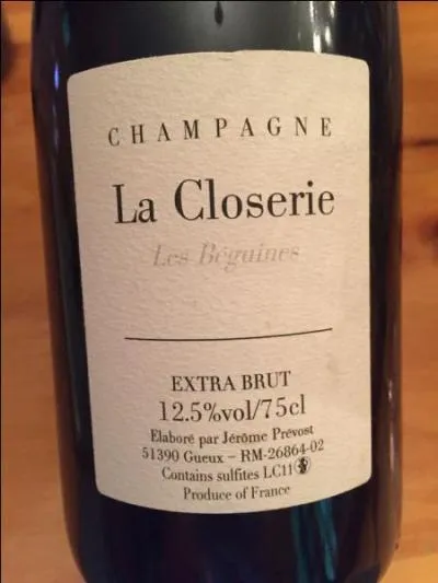 Donc si vous avez regardé attentivement la photo précédente, vous avez vu que la poche d'air “aspire” le CO2 du divin breuvage et le libère ainsi sous la forme d'une bulle de gaz carbonique. Mais qu'arrive-t-il lorsque la concentration de CO2 diminue dans le champagne ?