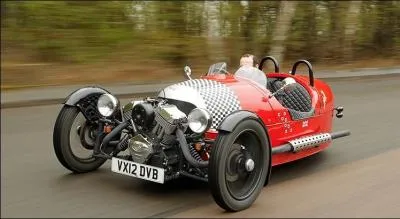 Ce véhicule de la marque Morgan (de toi) est assez particulier ; pourquoi ?