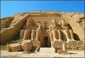 Quel pharaon a construit les temples d'Abou Simbel ?