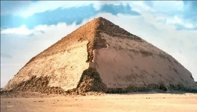 Quel est le nom de ce type de pyramide présenté sur la photo ?