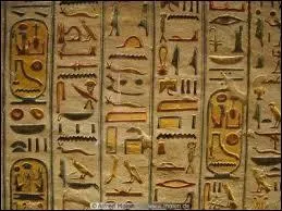 À quel millénaire av J.C sont apparus les hiéroglyphes ?