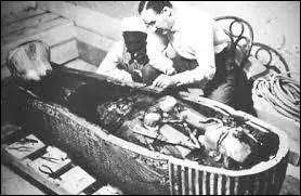 Qui a découvert le tombeau de Toutânkhamon au XXe siècle ?