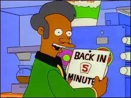 Sur qui cette personne pointe-t-elle une arme ?