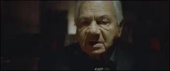 Michel Galabru fait une apparition dans "Bienvenue chez les Ch'tis", de Dany Boon. Quel rôle joue-t-il ?