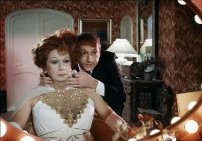 Il interprète Simon Charrier dans "La Cage aux folles 1, 2 et 3". Quel métier ce dernier exerce-t-il ?