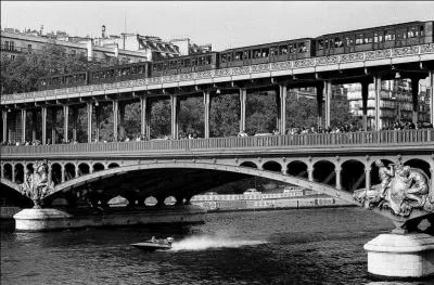 Quelle comp&eacute;tition, cr&eacute;&eacute;e en 1955 et organis&eacute;e par le Yacht Moteur Club de France (YMCF), se d&eacute;roulait sur la Seine &agrave; Paris ?
