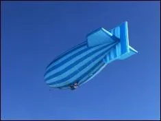 Quel est le motif inscrit sur la montgolfière bleue ?