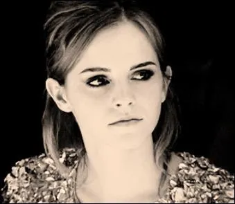 (HP4, chapitre 23) Quel détail a changé dans le physique d'Hermione, chose que Harry et Ron ne remarquent qu'au début des vacances de Noël ?