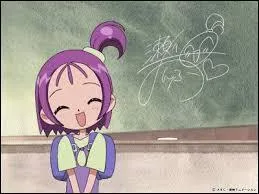 Loulou est une nouvelle apprentie sorcière qui rejoint Dorémi et ses deux amies vers la fin de la saison 1. Quel métier pratique-t-elle en dehors des cours ?