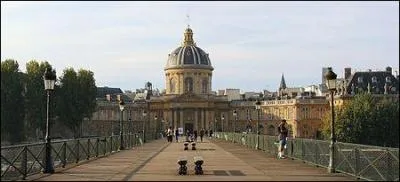 Quelle institution décerne prés de trois cents prix littéraires par an ?