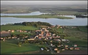 Je vous propose de faire une halte à Lindre-Basse. Village lorrain du Saulnois, au bord de l'Étang de Lindre, il se situe dans le département ...