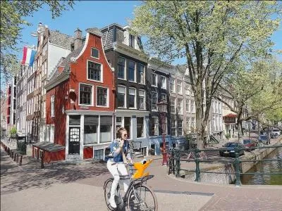 Une balade à vélo dans les rues de la capitale hollandaise pour continuer ! Le caméléon préfère un moyen de déplacement écologique plutôt que de louer une voiture. Il se trouve à :