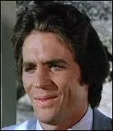 Quelle est la couleur des yeux d'Adam ?