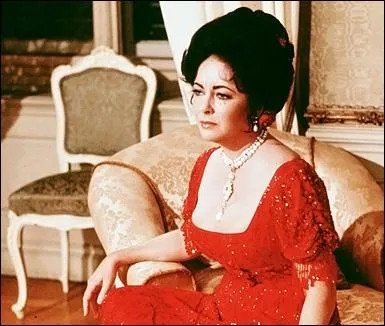 Dans ce film, elle partage l'affiche avec Diana Rigg (Mme Peel) et Lesley Ann Down, quel est ce film ?