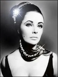 Richard Burton a acquis pour elle de trs prcieux bijoux : leTaylor-Burton Diamond de 69, 42 carats en forme de poire, la Peregrina Pearl. Cette perle de 50 carats avait appartenu autrefois  Marie Ire d'Angleterre et le... ...