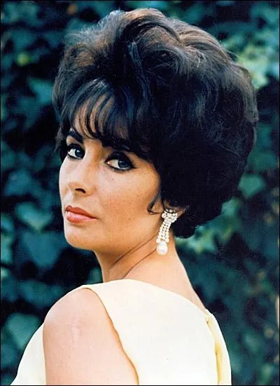 Dans ce film, elle est l'pouse d'un ambassadeur  Hati, que joue Peter Ustinov, quel est ce film ?