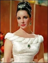 En 1999, elle acquiert le titre de Dame, grce  la dcoration dont l'honore la Reine Elisabeth d'Angleterre, quelle est cette dcoration ?