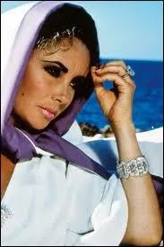 Dans ce film elle est Flora, une milliardaire qui se meurt dans une villa design sur un piton rocheux prs de Capri, quel est le titre de ce film ?