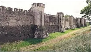 Que se passe-t-il sous ses remparts ?