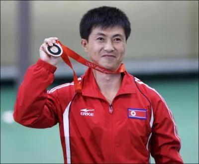 Kim Jong-Su s'est vu disqualifié lors des Jeux de Pékin en 2008. Quel était son sport ?