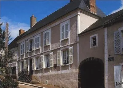 Sa maison natale est à Saint-Sauveur-en-Paysaye, on a lu ses romans, "le blé en herbe" ou "la maison de Claudine" :
