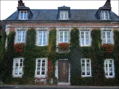 La demeure de la Bouille est sa maison natale, on se souvient de cet écrivain et du célèbre chien Capi :