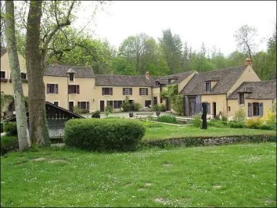 A Saint Arnoult les Yvelines, le moulin de Villeneuve fut sa maison, elle fut l'épouse d'Aragon :