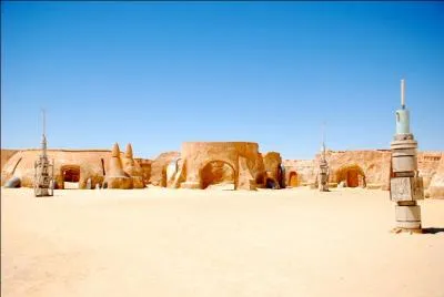 Qui se rend à Tatooine pour faire la connaissance d'Anakin Skywalker ?