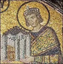 En quelle année l'empereur Constantin Iᵉʳ fonde-t-il une "nouvelle Rome" sur le site de l'ancienne colonie grecque de Byzance ?